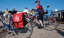 Radfahrer an der Anlegestelle in Flandern