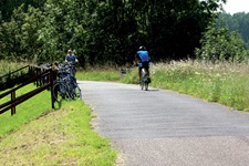 Radler auf einem Radweg in Flandern.