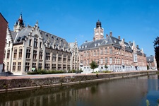 Das schmucke Rathaus und der rot-weiß gestreifte Gerichtshof in Dendermonde.