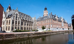 Das schmucke Rathaus und der rot-weiß gestreifte Gerichtshof in Dendermonde.