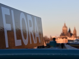 Detailbild des Schriftzuges "FLORA"