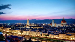Blick auf das nächtlich beleuchtete Florenz mit der hervorstechenden Kathedrale Santa Maria del Fiore