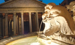 Blick auf den Brunnen und das Pantheon in Rom, ein zur Kirche umgeweihtes antikes Bauwerk