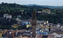 Blick auf eine Kirche in einer Stadt auf der Radreise von Florenz nach Rom