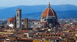 Blick auf die bekannte Kathedrale Santa Maria del Fiore mit ihrem markanten Kuppeldach in Florenz