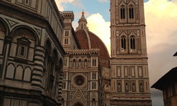 Blick auf den Glockenturm "Campanile di Giotto" in Florenz