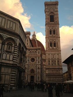 Blick auf den Glockenturm "Campanile di Giotto" in Florenz