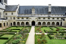 Blick zum Kloster Fontevraud mit schön angelegtem Garten