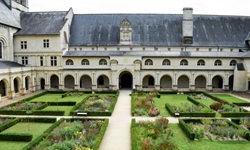 Blick zum Kloster Fontevraud mit schön angelegtem Garten