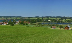 Schöner Blick auf den Riegsee und die ihn umgebenden Dörfer.