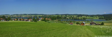 Schöner Blick auf den Riegsee und die ihn umgebenden Dörfer.