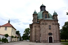 Die Wallfahrtskirche Maria Hilf in Freystadt, die eine große Kuppel und drei kleinere Türme, ebenfalls mit Kuppeln hat