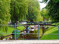 Ein Kanal mit einigen angelegten Booten in Friedrichstadt