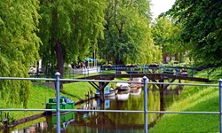 Ein Kanal mit einigen angelegten Booten in Friedrichstadt