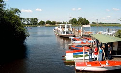 Hafen in Friedrichstadt mit Steg und Touristen, die in ein Boot steigen