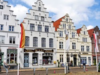 Häuserpromenade mit Geschäften in Friedrichstadt