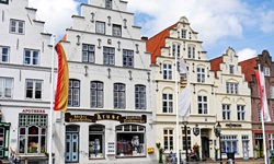 Häuserpromenade mit Geschäften in Friedrichstadt
