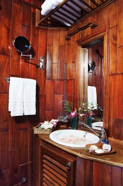 Blick in eines der holzverkleideten Badezimmer an Bord der Funan Cruise.