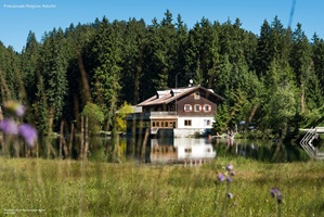 Frauensee mit Gaststätte im Hintergrund an der Via Claudia Augusta
