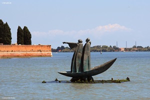 Die Skulptur "Dantes Boot" zwischen Fondamente Nove und der Friedhofsinsel San Michele in Venedig