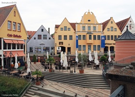Innenstadt mit Café und Rathaus von Donauwörth