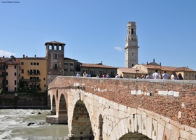 Brücke Ponte Pietra mit Blick auf den Dom Santa Maria Matricolare und die Ponte Pietra in Verona