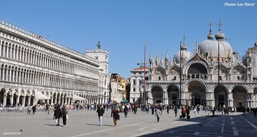 Blick auf den Markusdom und Uhrurm (Torre dell´Orologio) auf dem Markusplatz in Venedig