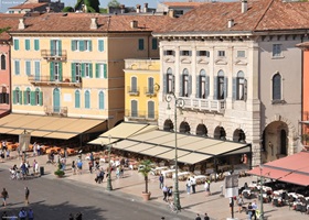 Blick auf Piazza Bra in Verona an der Via Claudia Augusta