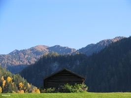 Landschaft auf dem Radweg der Via Claudia Augusta mit Holzschuppen, Wald und Bergen