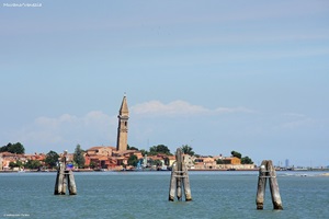 Blick auf schiefen Turm auf der Insel Murano in Venedig