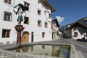 Brunnen mit Skulptur in den Gassen von Glurns an der Via Claudia Augusta