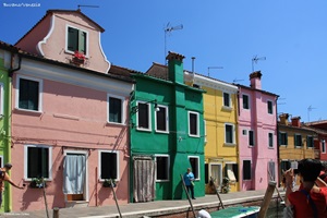 Bunte Häuser auf der Insel Burano in Venedig