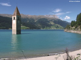 Der versunkene Kirchturm von Alt-Graun im Reschensee entlang der Via Claudia Augusta
