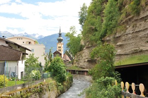Der Malchbach in Imst entlang der Via Claudia Augusta im Tiroler Oberland mit Blick zur Johanneskirche