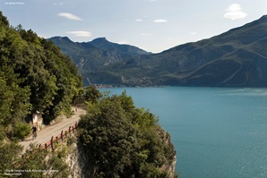 Ein Radfahrer fährt auf der Via Claudia Augusta am Gardasee entlang