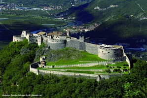 Castel Beseno in Besenello entlang der Via Claudia Augusta von oben