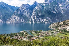 Schöner Blick auf den Gardasee und die ihn umgebenden Berge.