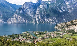 Schöner Blick auf den Gardasee und die ihn umgebenden Berge.