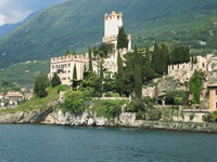 Blick auf eine Burg am Gardasee