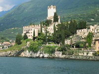 Blick auf eine Burg am Gardasee