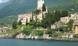 Blick auf eine Burg am Gardasee