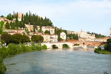 Blick auf die römische Steinbrücke "Ponte Pietra" über die Etsch in Verona