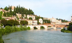 Blick auf die römische Steinbrücke "Ponte Pietra" über die Etsch in Verona