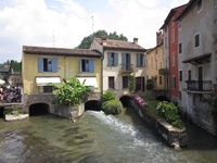 Blick auf die kleinen Häuser mit ihren Wasserdurchläufen in Borghetto