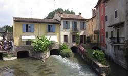 Blick auf die kleinen Häuser mit ihren Wasserdurchläufen in Borghetto