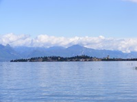 Blick über den Gardasee nach Sirmione und zu den dahinter liegenden Bergen