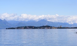 Blick über den Gardasee nach Sirmione und zu den dahinter liegenden Bergen