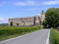 Blick auf eine Burg, die es währen der Gardasee-Sternfahrt zu sehen gibt