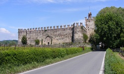 Blick auf eine Burg, die es währen der Gardasee-Sternfahrt zu sehen gibt