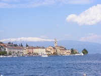 Blick auf Desenzano - im Hintergrund sind schneebedeckte Gipfel zu sehen